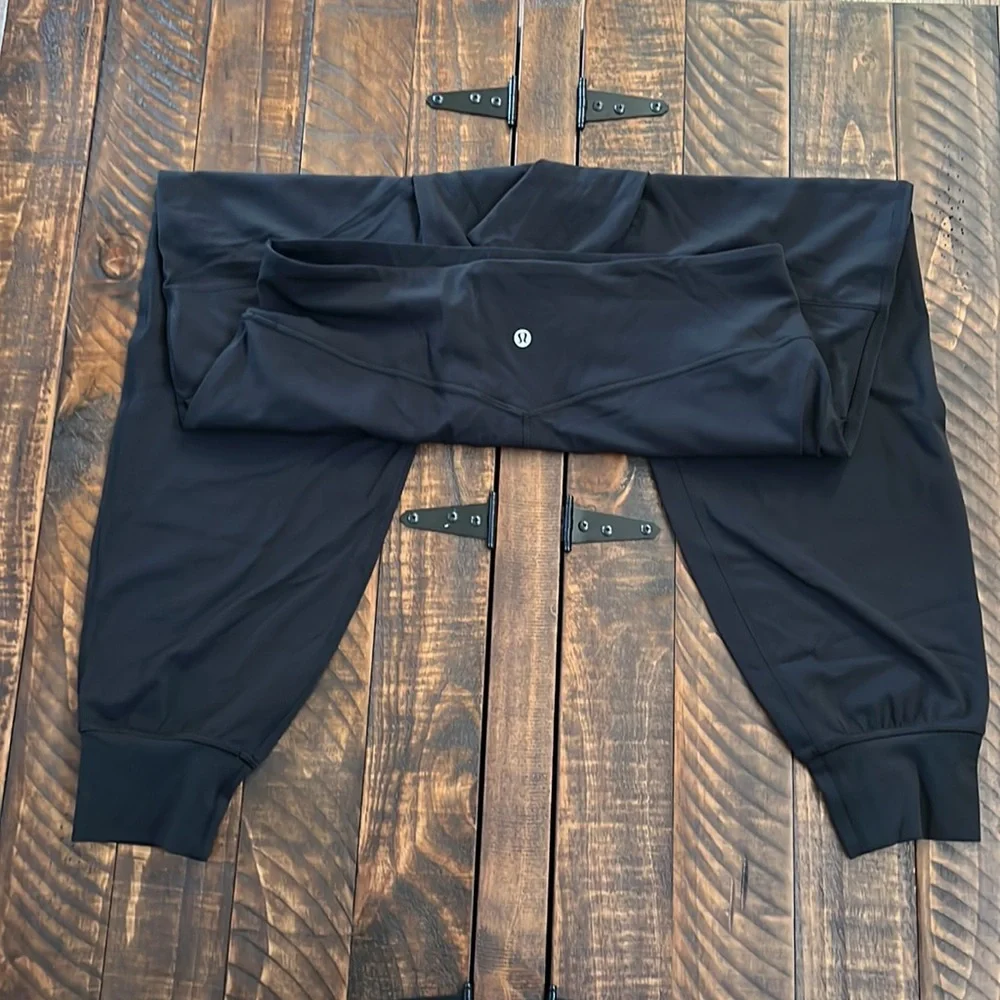 lululemon BLACK yogi pants with pockets - Picture 3 of 6